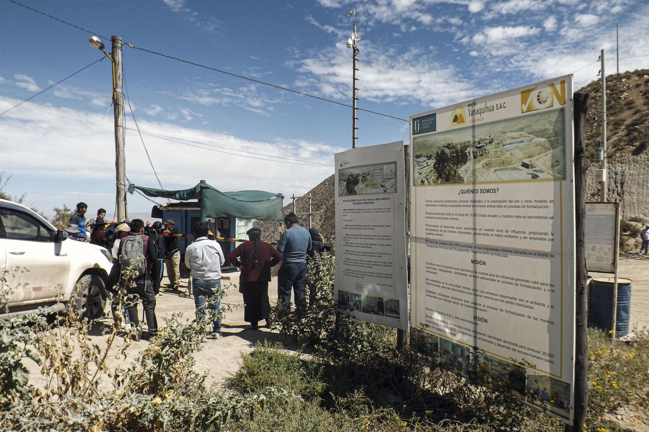 Familiares de trabajadores esperan en la entrada de la mina La Esperanza, donde murieron al menos 27 personas en el distrito de Yanaquihua de Arequipa, sur de Perú, el 7 de mayo de 2023.