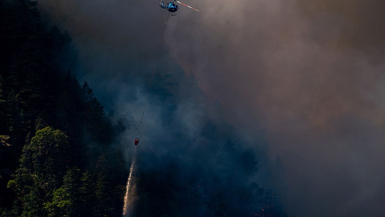 Un helicóptero lanza bombas de agua sobre el incendio forestal de Cameron Bluffs cerca de Port Alberni, Columbia Británica, Canadá, el martes 6 de junio de 2023. Canadá está en camino de ver su peor temporada de incendios forestales en la historia registrada si la tasa de tierra quemada continúa en el mismo ritmo Fotógrafo: James MacDonald/Bloomberg vía Getty Images