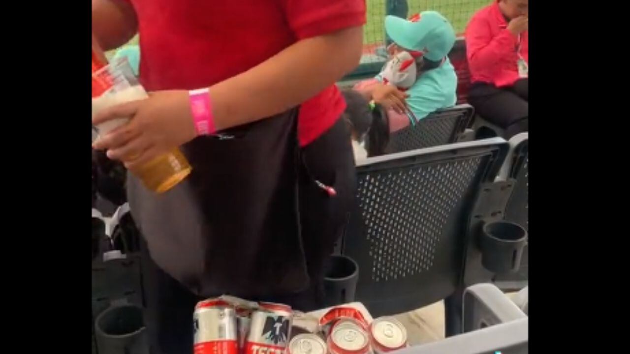 Video | Mujer recolecta cunchos de cerveza para revenderlos en un estadio; quedó captada en cámara