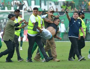 Hinchas invadieron la cancha de Palmaseca por el mal momento del Deportivo Cali.