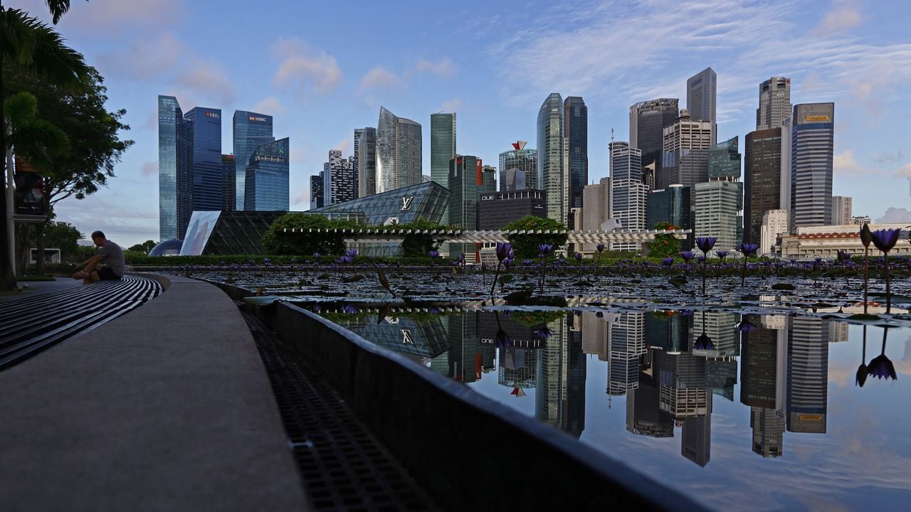 Una vista general del horizonte del Distrito Central de Negocios de Singapur en Marina Bay el 10 de mayo de 2023 en Singapur.