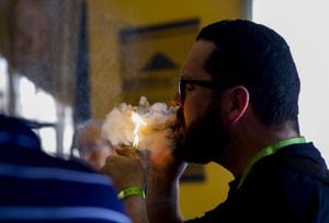 Un hombre enciende un puro de la fábrica de tabaco Mombacho Cigars hoy, 22 de enero de 2018, durante VII edición del festival "Puro Sabor 2018" en Granada (Nicaragua) .