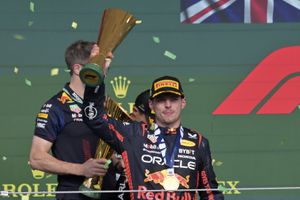 El corredor de Red Bull, Max Verstappen, celebrates su trounfo mostrando el trofeo que ganó en el Gran Premio de Sao Paulo de la Fórmula 1 2023.  /Foto NELSON ALMEIDA / AFP