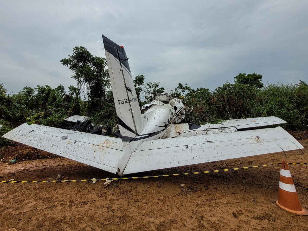 Catorce personas murieron el sábado cuando un avión se estrelló en la Amazonia brasileña mientras intentaba aterrizar en medio de una tormenta en la ciudad turística de Barcelos, sin dejar supervivientes, dijeron las autoridades.