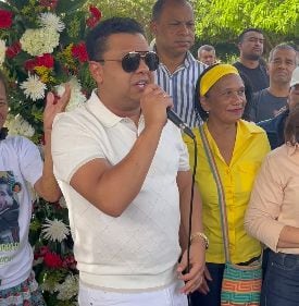 Rafael Santos le rindió un homenaje a su papá en la tumba.
