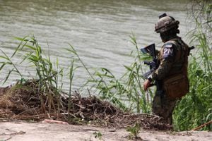 Un miembro de la Policía mexicana patrulla la zona donde fueron hallados los cuerpos sin vida de un presunto migrante y su bebé a una orilla del Río Bravo en Matamoros, frontera con EE.UU., en el estado de Tamaulipas (México).