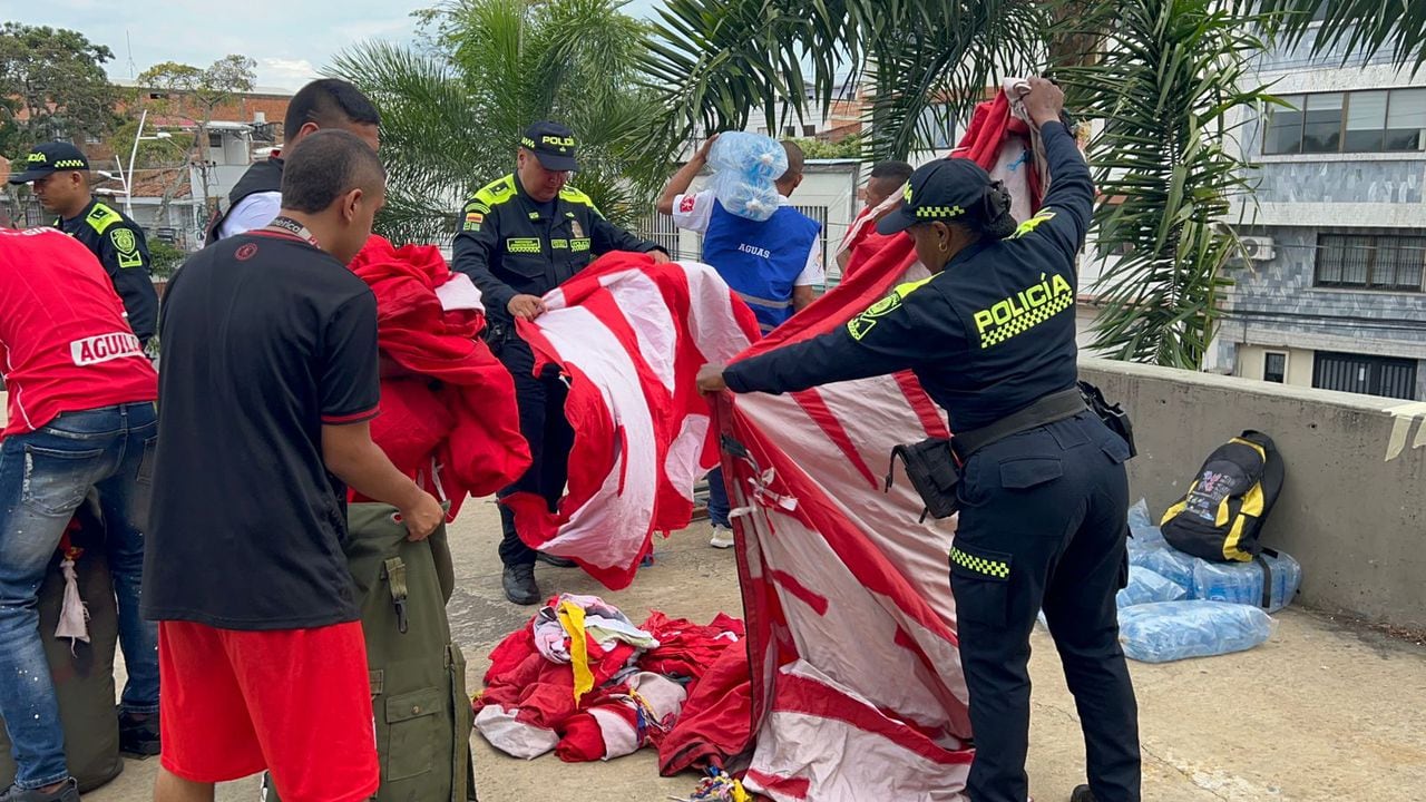 Múltiples banderas fueron robadas el pasado sábado de la ‘casa escarlata’, ubicada en el barrio Las Acacias. La Policía continúa en la búsqueda de estas insignias de la barra Barón Rojo Sur