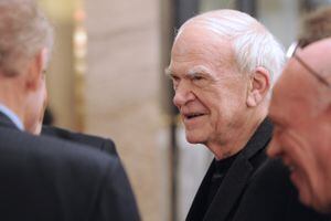 El escritor checo Milan Kundera, el autor de "La insoportable levedad del ser", murió a los 94 años, dijo Anna Mrazova, portavoz de la Biblioteca Milan Kundera en su ciudad natal de Brno el 12 de julio de 2023. (Foto de Miguel MEDINA / AFP)