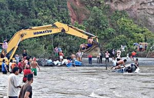 Buscan desaparecido en río Tipuani Bolivia, luego de desbordamiento. Foto de  
 redes de RTP Bolivia.