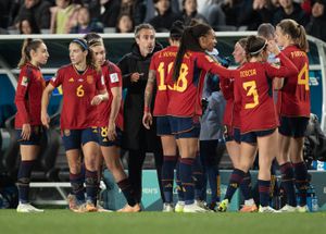 Para Guardiola la '6' de España es la Andrés Iniesta del fútbol femenino