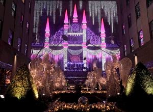 Los ángeles de la Navidad encuadran el lado de la tienda de la Quinta Avenida de Saks donde estaba aglow con las luces a través del centro de Rockefeller durante la 84.a ceremonia anual de la iluminación del árbol de Navidad del centro de Rockefeller, miércoles 30 de noviembre, 2016, en Nueva York. La picea de Noruega de 94 pies de altura está cubierta con 50.000 luces LED multicolores. (Foto AP / Julie Jacobson)