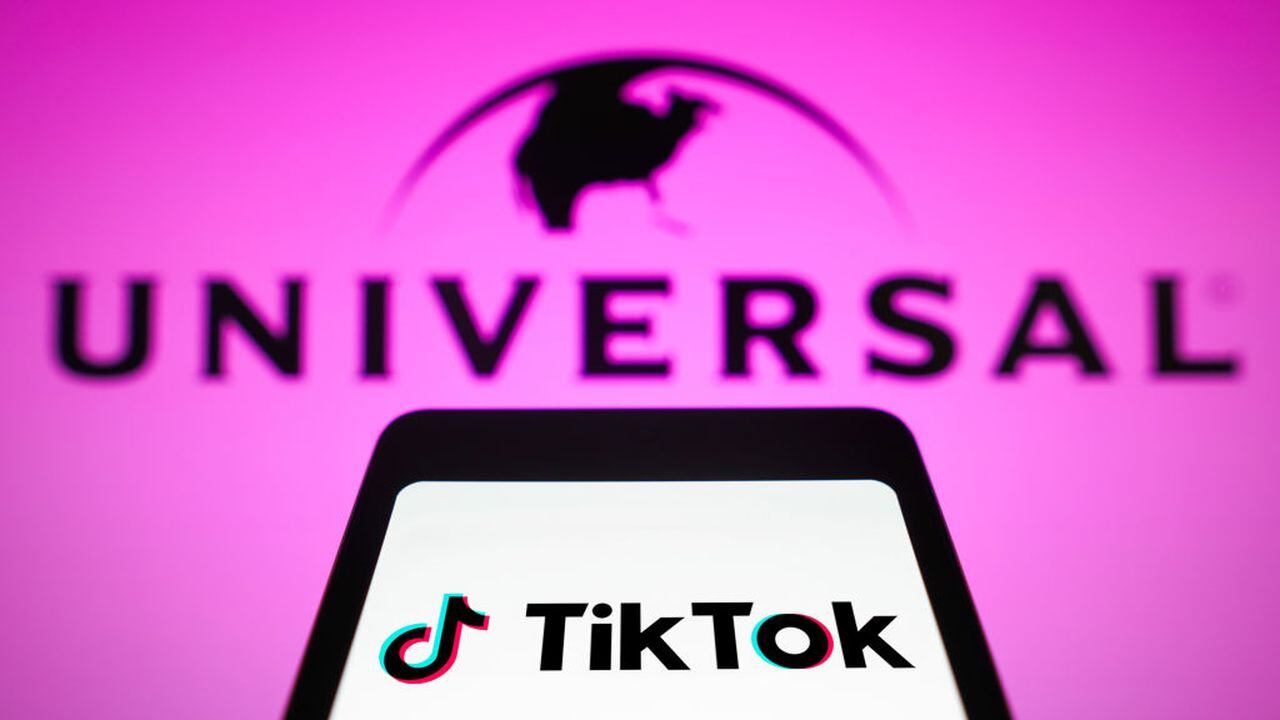 Se intensifica el conflicto entre TikTok y Universal Music Group mientras luchan por resolver diferencias sobre derechos de autor y el uso de la inteligencia artificial en la plataforma de redes sociales.