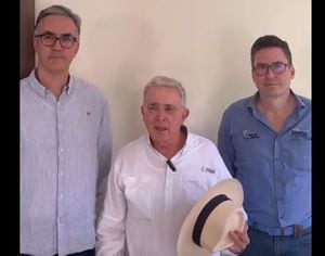 El expresidente Álvaro Uribe se pronunció frente a los hechos en la Revista Semana.
