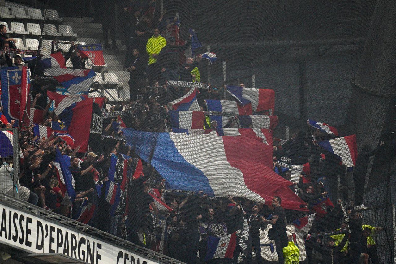 Ultras del Olympique de Marsella causan estragos en el duelo ante el Lyon. Foto: AP