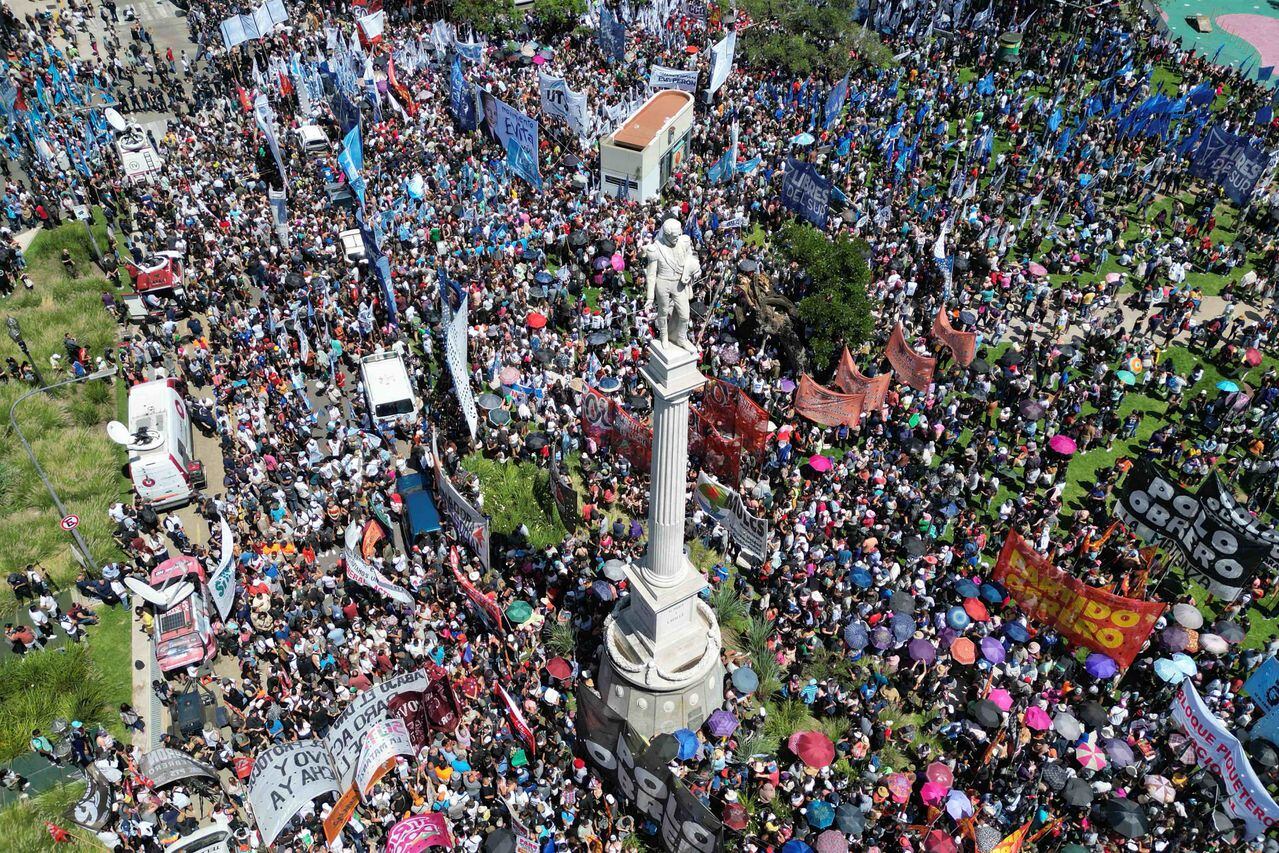 Sindicatos protestan contra el decreto desregulador de Milei en Argentina