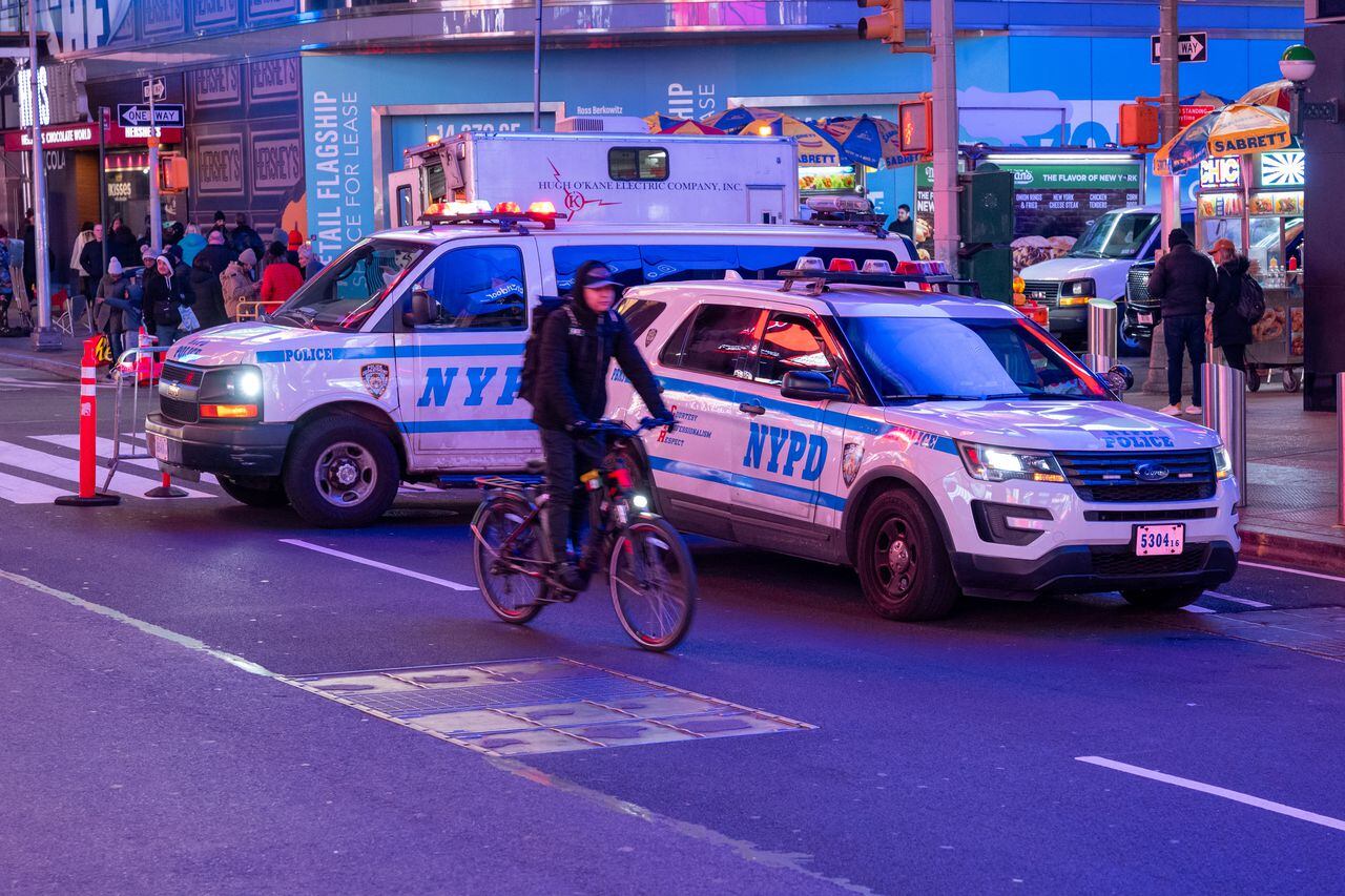 NUEVA YORK, NUEVA YORK - 6 DE FEBRERO: Patrulla policial en Times Square el 6 de febrero de 2024 en la ciudad de Nueva York. Siete inmigrantes fueron arrestados, incluidos varios el lunes por la mañana en una redada de la policía de Nueva York en el Bronx, cuyo objetivo era una pandilla que utilizaba scooters para arrebatar teléfonos móviles, bolsos y carteras a los peatones. Los arrestos se produjeron después de la publicación de un video de vigilancia que muestra a varios inmigrantes pateando a agentes en una acera e intentando quitárselos de encima a un hombre que la policía había derribado en el suelo. Los recientes incidentes que involucran a inmigrantes, que ahora suman más de 150.000 en la ciudad de Nueva York, han aumentado las tensiones en Nueva York, que lucha por alojar y pagar a los recién llegados.  Spencer Platt/Getty Images/AFP (Photo by SPENCER PLATT / GETTY IMAGES NORTH AMERICA / Getty Images via AFP)
