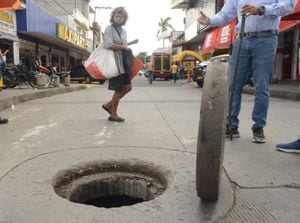 Orden: Alcantarillas para aguas de lluvia del barrio sucre están siendo utilizadas por sujetos de la calle que salen de su interior. Foto José L Guzmán. EL País. junio 8-23