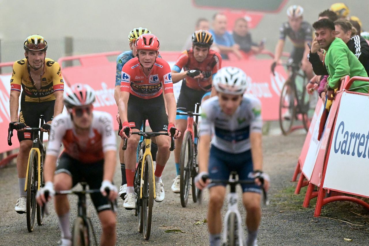 Varios  ciclistas llegan a la meta de la etapa nueve de Las Vuelta a España, en medio de condiciones climáticas muy difíciles.