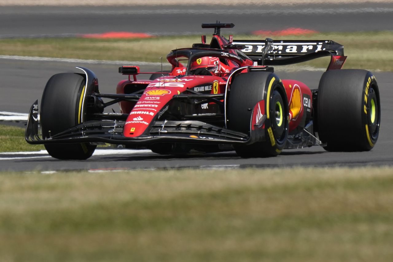 El piloto de Ferrari Charles Leclerc de Mónaco dirige su automóvil durante la primera práctica libre en el Gran Premio de Fórmula 1 de Gran Bretaña en el circuito de Silverstone, Silverstone, Inglaterra, el viernes 7 de julio de 2023. (Foto AP/Luca Bruno)