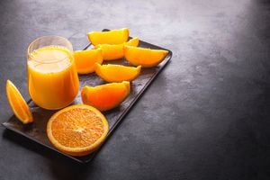La naranja es otro ingrediente de este jugo.