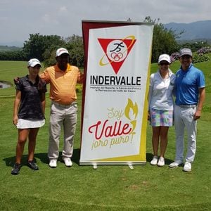 De izquierda a derecha: Catalina Monroy, César Tulio Salinas, Paola Moreno y Santiago Rivas, golfistas que representarán a Colombia en los Juegos Nacionales.