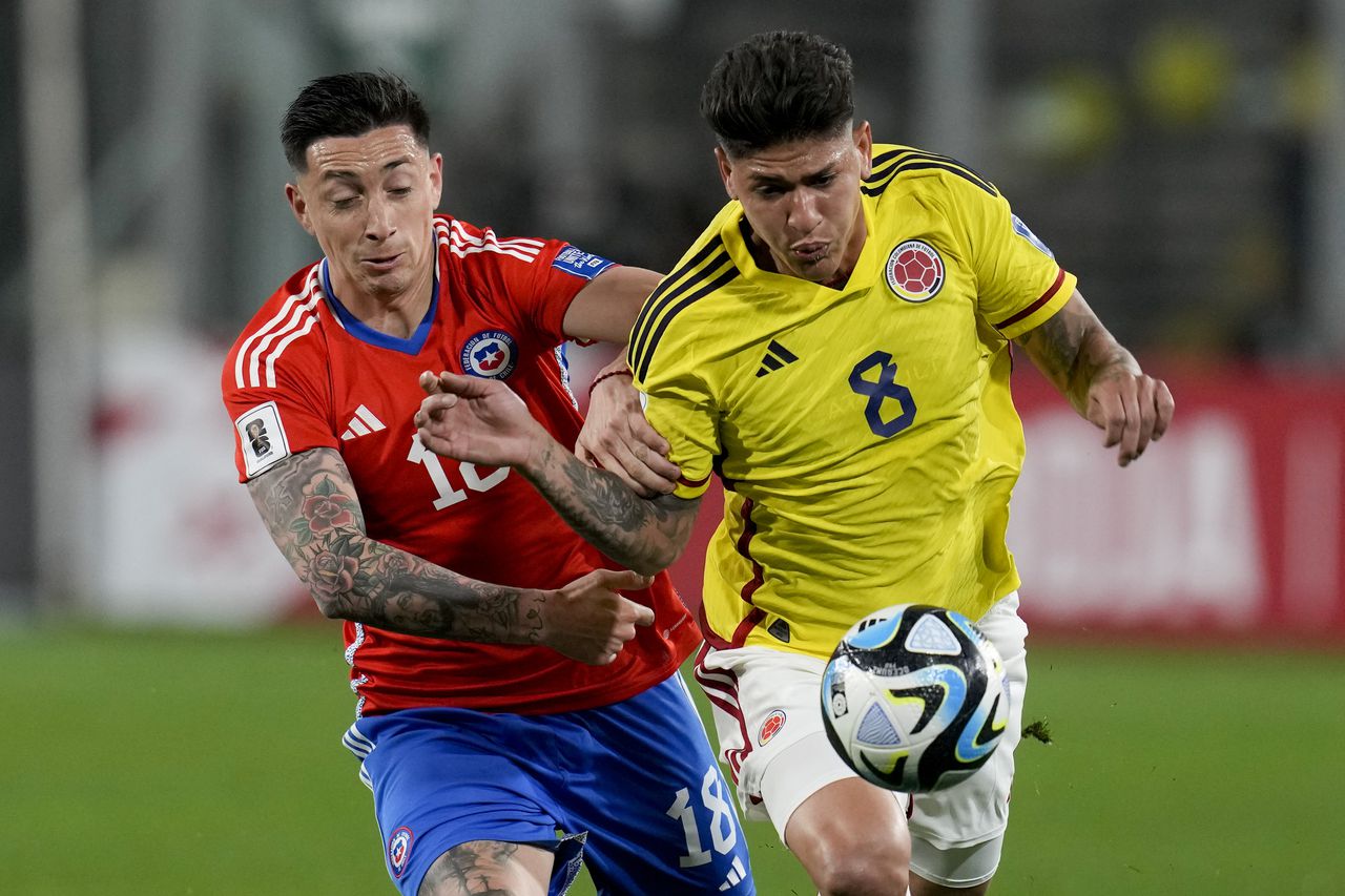 El colombiano Jorge Carrascal disputa un balón ante el chileno Rodrigo Echeverria, en el partido de las Eliminatorias Sudamericanas 2026.
