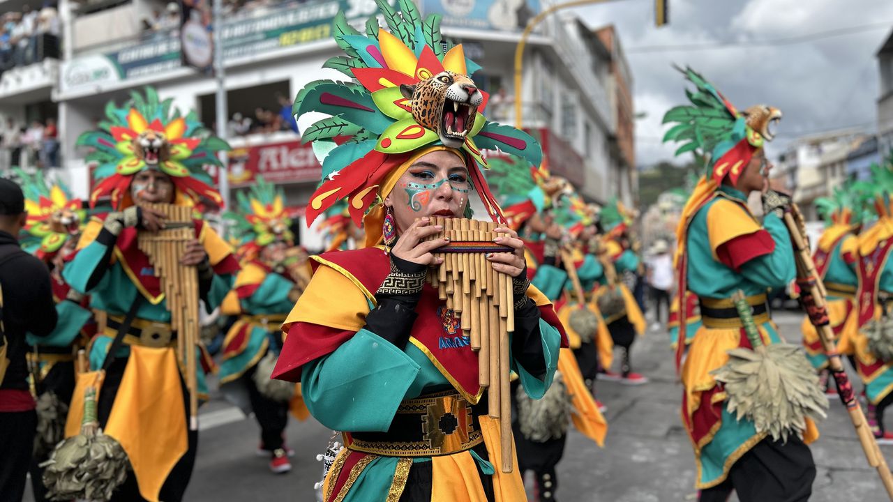 El Canto a la Tierra marca el segundo día del Carnaval de Negros y Blancos en Nariño, con un gran desfile de colectivos coreográficos que evocan la travesía de las tribus hacia la Madre Tierra. Héctor Montero
