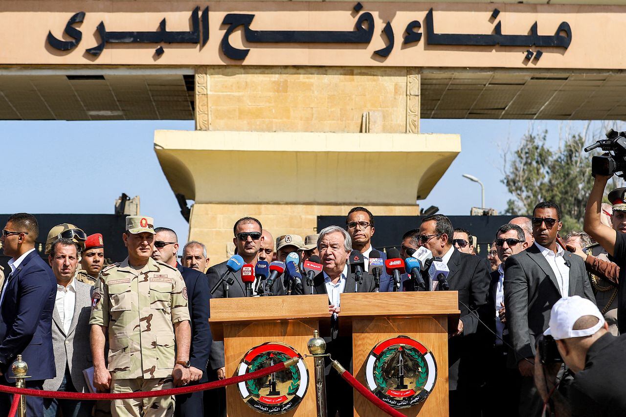Secretario General de las Naciones Unidas habla frente a la puerta del lado egipcio del cruce fronterizo de Rafah con la Franja de Gaza.