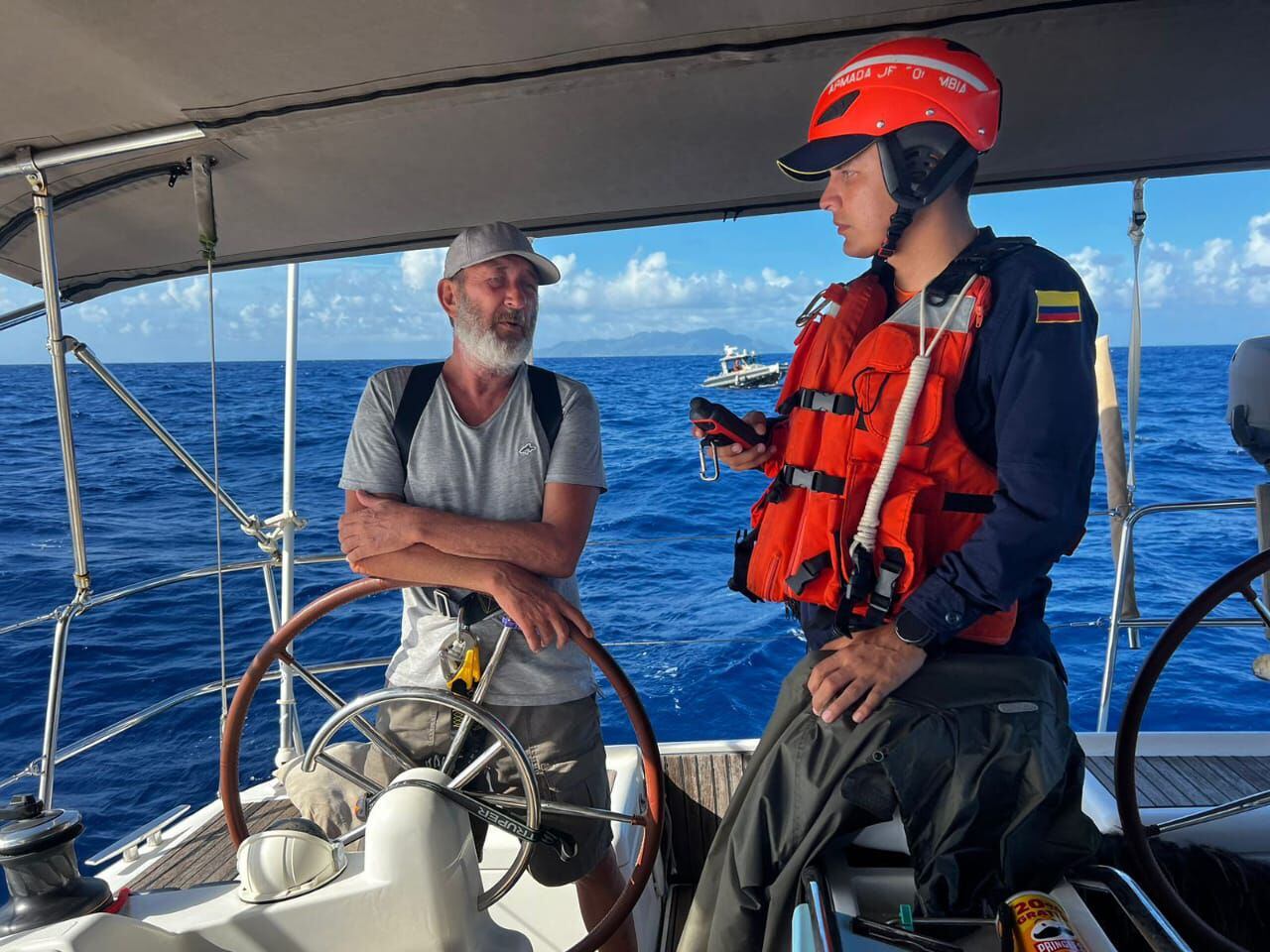 El español Andrés Alfred Díaz dialoga con una de las personas de la Armada de Colombia luego de ser rescatado.