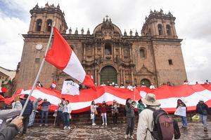 Los manifestantes que se oponen a la presidenta peruana Dina Boluarte se reúnen en los escalones de la Catedral de Cusco durante una manifestación nacional contra Boluarte en Cusco, Perú, el 19 de julio de 2023.