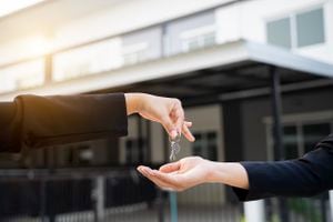 Los compradores de viviendas están quitando las llaves a los vendedores. Vende tu casa, alquila casa y compra ideas.