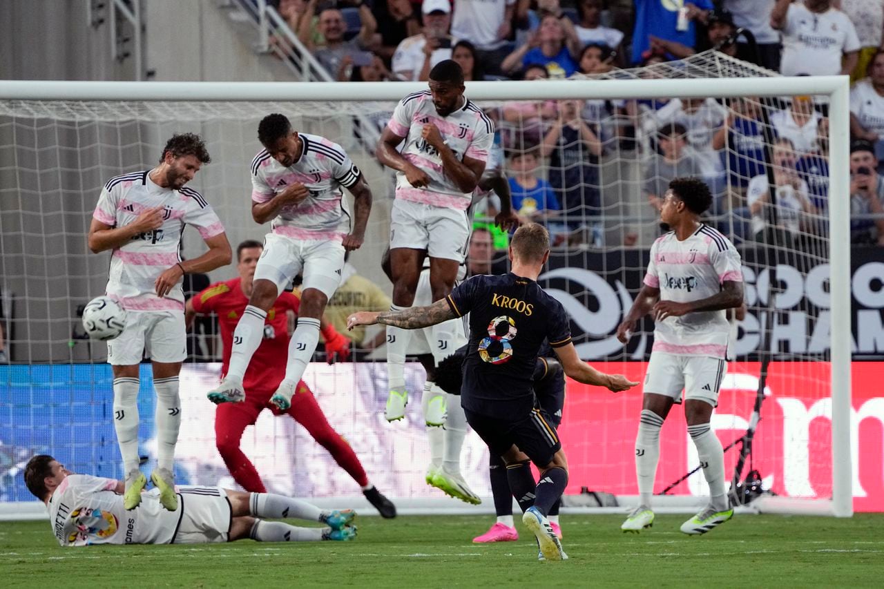 El mediocampista del Real Madrid Toni Kroos (8) lanza un tiro libre contra la Juventus, pero no puede anotar durante la primera mitad de un partido de fútbol de la Copa de Campeones, el miércoles 2 de agosto de 2023 en Orlando, Florida (AP Photo/John Raoux)