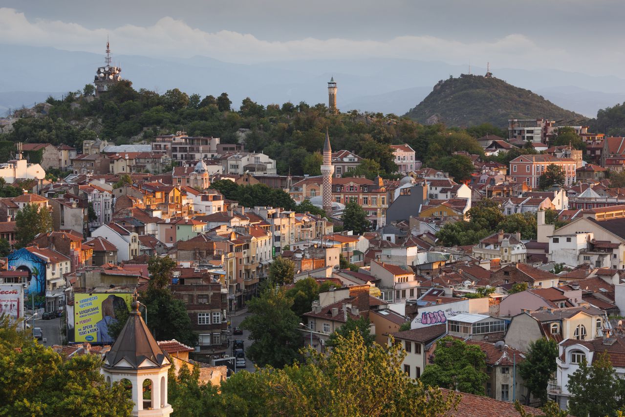 Bulgaria, las montañas del sur, Plovdiv, niveles elevados de vista de la ciudad desde la colina Nebet Tepe, al anochecer.