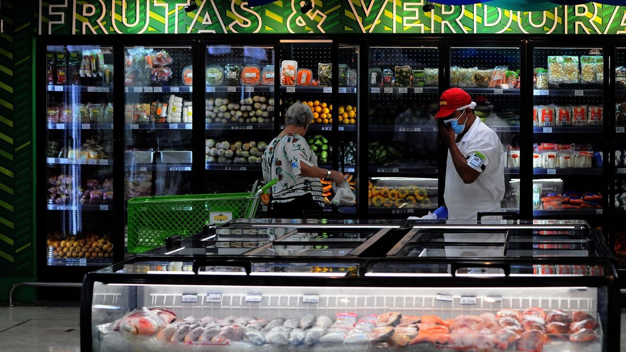 Cali: Precios de alimentos siguen altos en Cali, amas de casa perciben que el costo de la canasta familiar no baja, la inflación baja pero lento. Foto José L Guzmán. El País