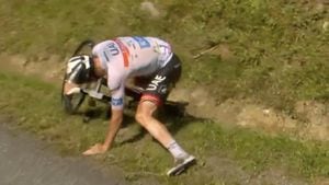 Tadej Pogacar sufrió una fuerte caída en el descenso de montaña de la etapa 18 del Tour de Francia.