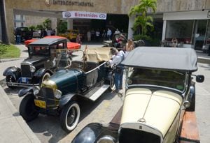 Cali: Por primera vez Encuentro Nacional de Autos Antiguos con la participación de más de cien carros antiguos de todo Colombia. foto José L Guzmán. EL País