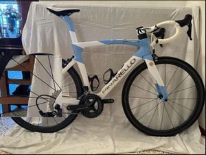 Esta es la bicicleta que Egan Bernal le regaló al Papa Francisco y ahora está en subasta.