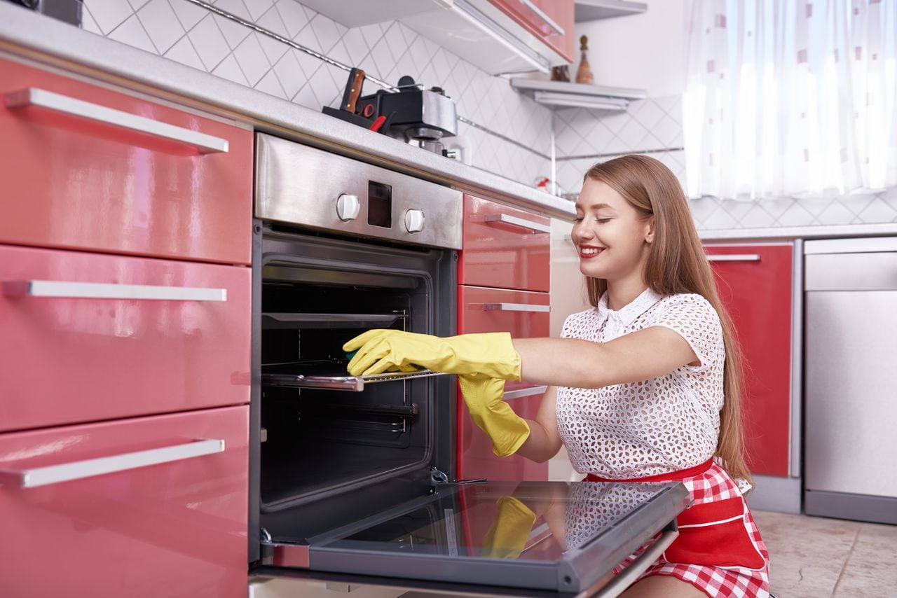 El método efectivo para remover las manchas de grasa del horno.