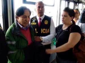 El expresidente Alejandro Toledo llegó a Lima en un vuelo desde Los Ángeles y bajo custodia de agentes de la Interpol.