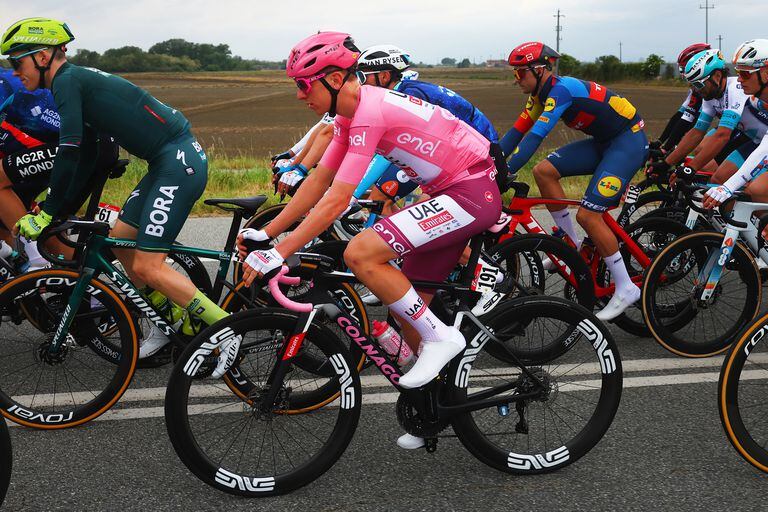 Pink Jersey Team UAE's Slovenian rider Tadej Pogacar (C) rides in the pack during the 3rd stage of the 107th Giro d'Italia cycling race, 166 km between Novara and Fossano, on May 6, 2024 in Fossano. (Photo by Luca Bettini / AFP)