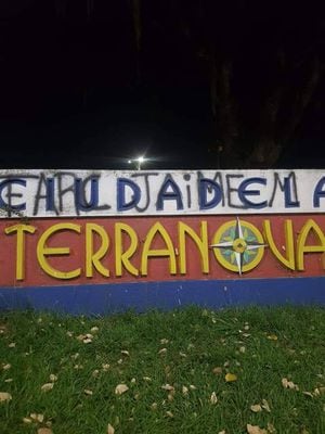 Los hombres ubicaron también pancartas cerca a la cabecera urbana del municipio, en el sector de Terranova. Foto Especial para El País