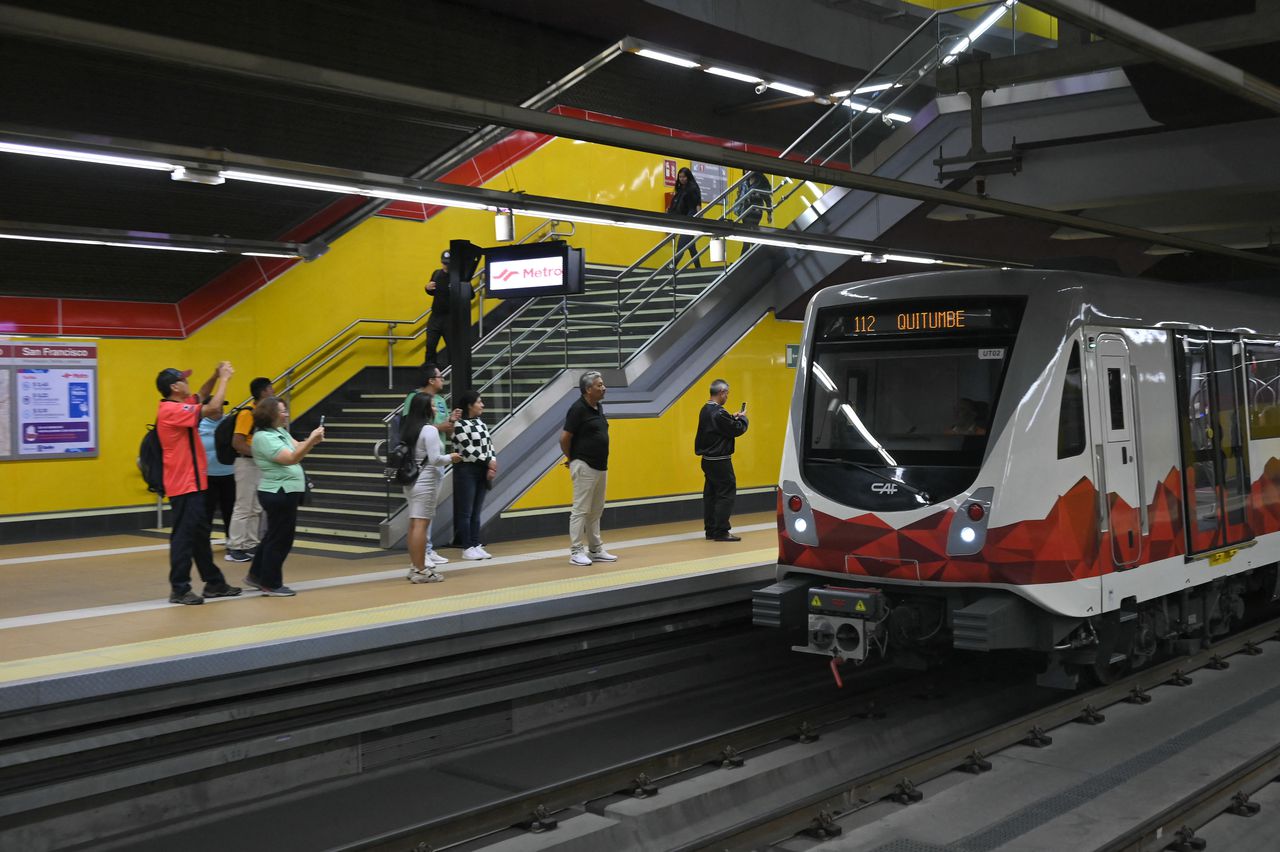 El Metro de Quito inicio su operación comercial.