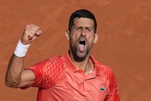 El serbio Novak Djokovic aprieta el puño después de anotar un punto contra el español Carlos Alcaraz durante su partido de semifinales del Abierto de Francia en el estadio Roland Garros de París, el viernes 9 de junio de 2023. (Foto AP/Christophe Ena)