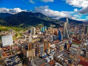 Los hallazgos de la IA desafían las concepciones arraigadas sobre los barrios más deseables en Bogotá, subrayando la importancia de adoptar un enfoque más holístico y basado en datos al evaluar la calidad de vida en la ciudad.