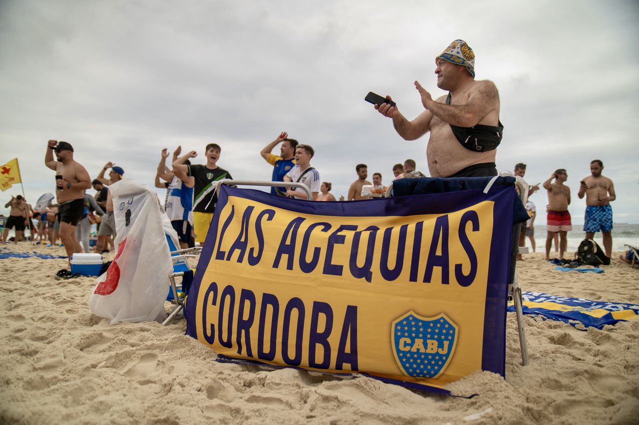 Aficionados del Boca Juniors argentino disfrutan de la playa de Copacabana en Río de Janeiro, Brasil, el 2 de noviembre de 2023, antes del partido final de la Copa Libertadoreas contra el Fluminense el próximo 4 de noviembre.