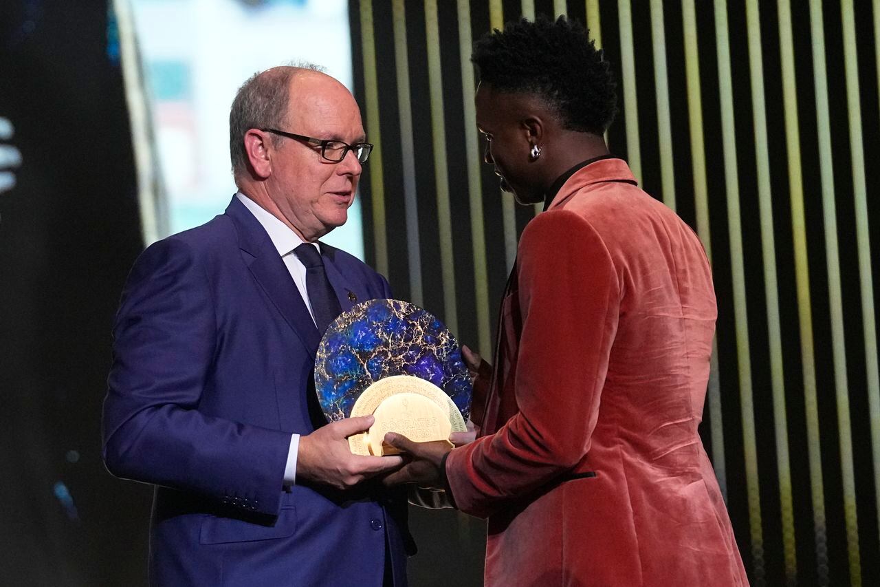 Vinícius Júnior recibiendo el premio Sócrates en el Balón de Oro 2023.