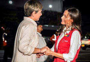 Handout picture released by the Colombian presidency press office showing Colombian First Lady Veronica Alcocer (L) welcoming Queen Letizia of Spain on arrival in Cartagena, Colombia on June 12, 2023, for a two-day official visit. (Photo by Handout / COLOMBIA'S PRESIDENCY PRESS OFFICE / AFP) / RESTRICTED TO EDITORIAL USE - MANDATORY CREDIT 'AFP PHOTO /  COLOMBIA'S PRESIDENCY PRESS OFFICE' - NO MARKETING - NO ADVERTISING CAMPAIGNS - DISTRIBUTED AS A SERVICE TO CLIENTS