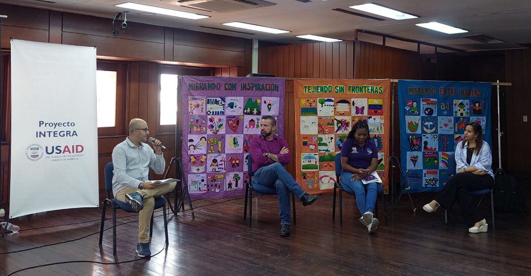 Durante este encuentro, tres panelistas discutieron sobre las principales barreras de las personas migrantes en emplebailidad, género e institucionalidad.