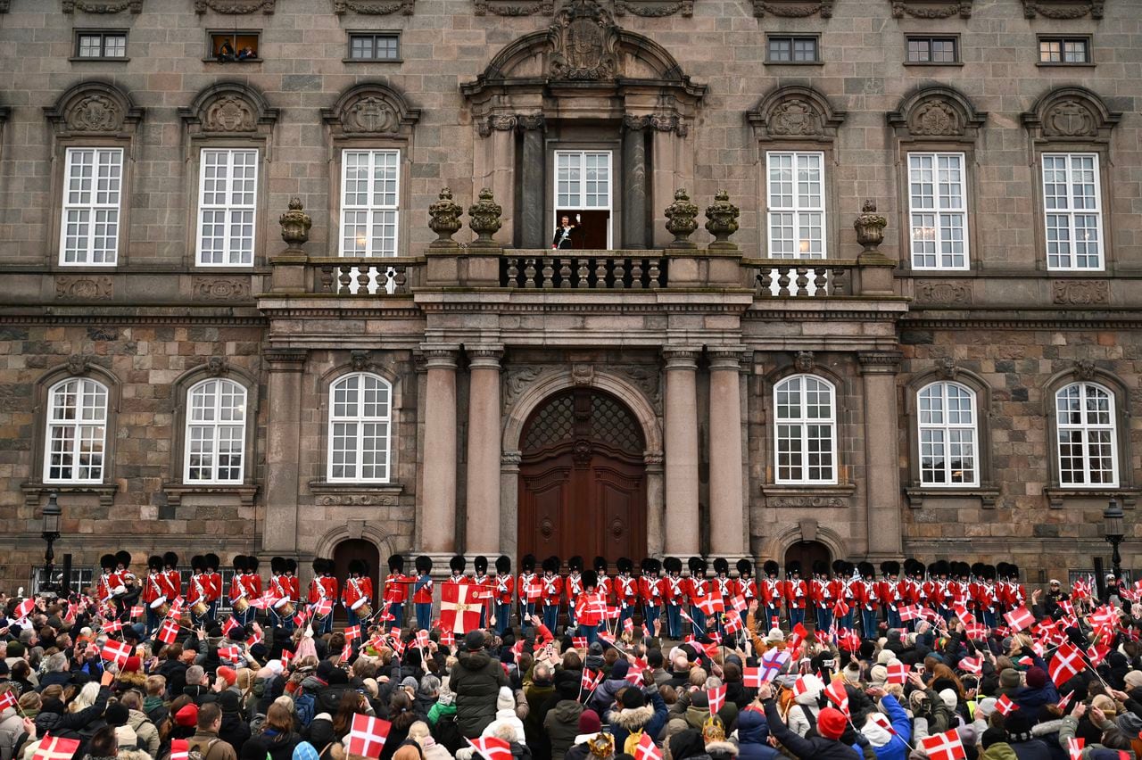 Dinamarca pasó una página de su historia el 14 de enero, cuando la reina Margarita II abdicó del trono y su hijo se convirtió en el rey Federico X, con más de 100.000 daneses asistieron a este evento sin precedentes.