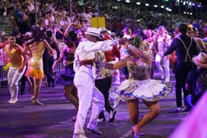 Propios y visitantes disfrutaron del desfile inaugural de la Feria de Cali 2019, en el que miles de bailarines de salsa se vistieron de gala y mostraron sus mejores pasos.